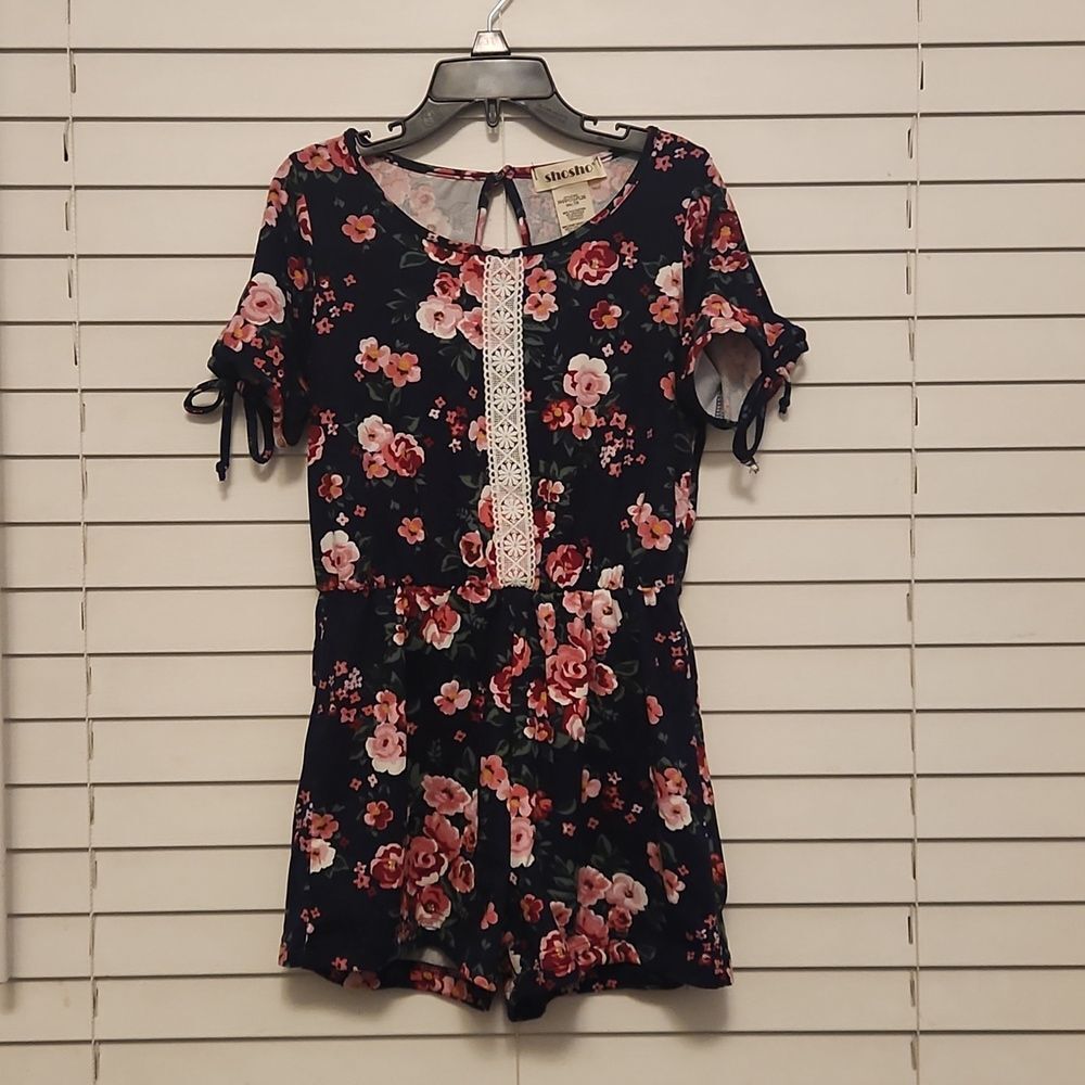 (3 ITEMS FOR $25)Shosho Navy and Pink Floral Short Romper Size 7/8